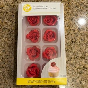 Wilton Sugar Icing Rose Decoration